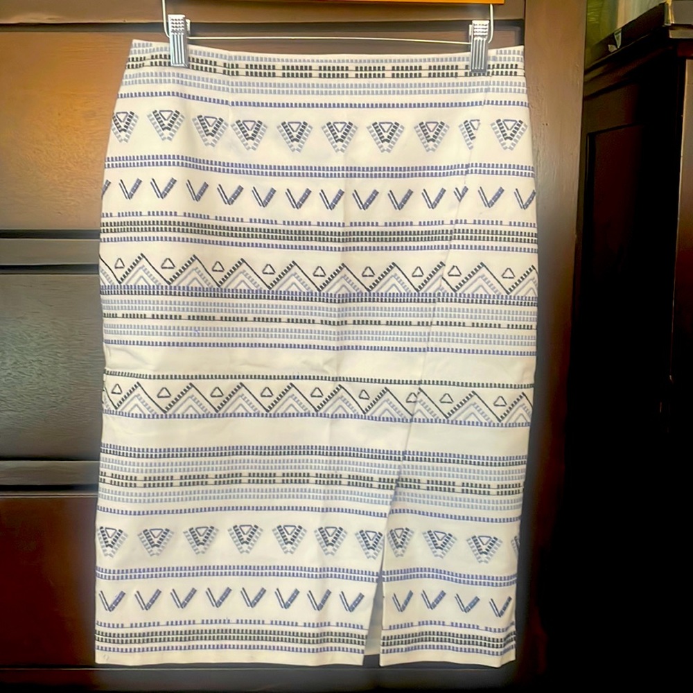 White House Black Market Sz 8 NWT Embroidered Pencil Skirt with Slit